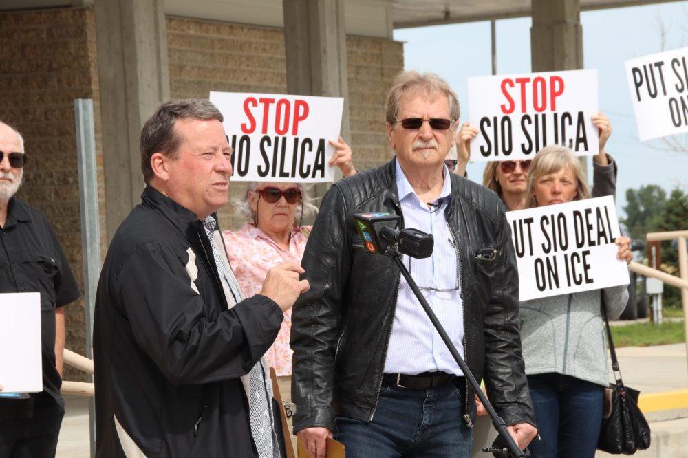 JURA MCILRAITH THE CARILLON
Councillors Mark Miller and Andy Kuczynski address the crowd of roughly 50 Springfield residents gathered for the announcement of their referendum on Sio Silica Aug. 11. Miller and Kuczynski hope the results will be effective in stopping or slowing down the development near Vivian.