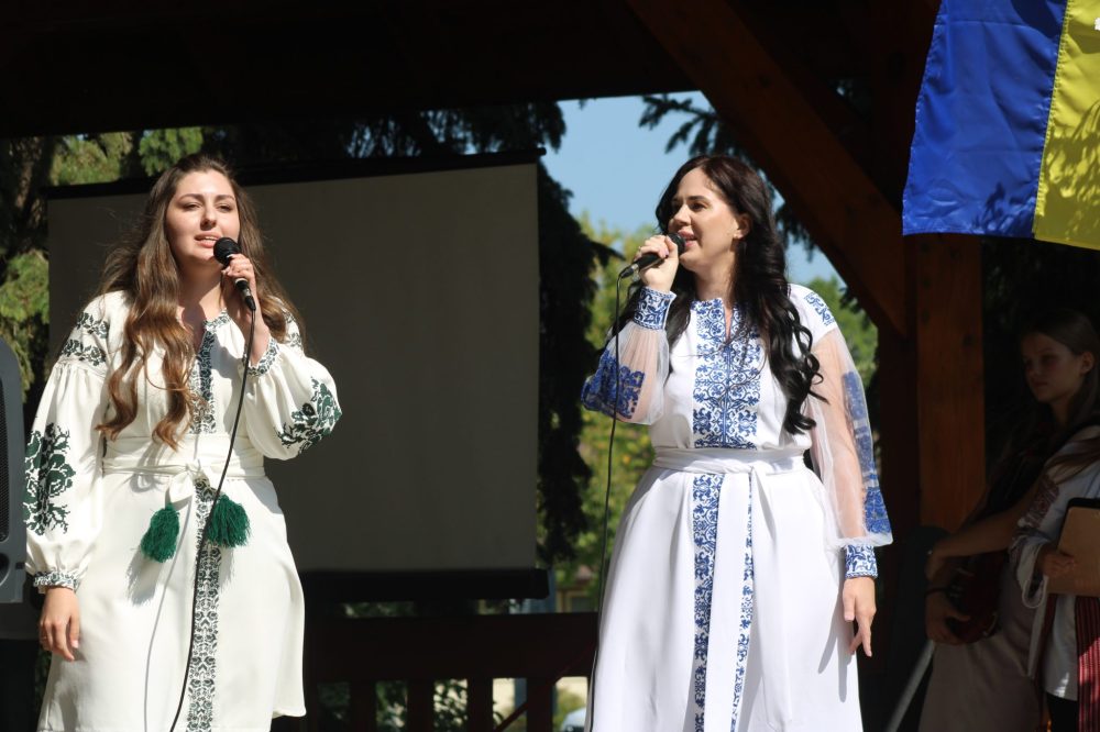 GREG VANDERMEULEN THE CARILLON
Sisters Vlada Oliinyk and Veronika Oliinyk sing