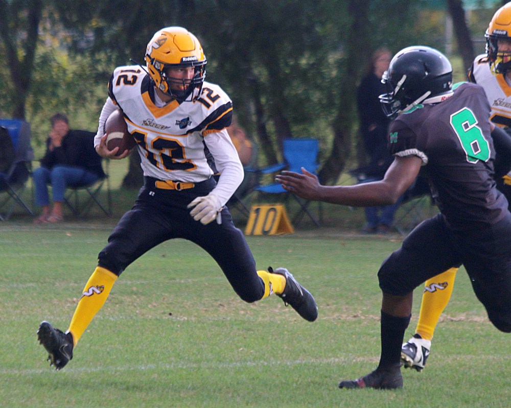 Bradey Dornez finished an effective passing day, making the most of five completions. With just those five completions, he racked up nearly 100 yards and two passing touchdowns. (Cassidy Dankochik The Carillon)