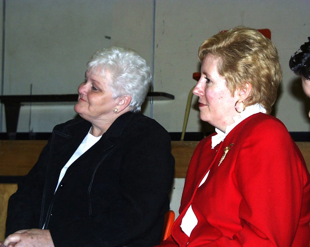 CARILLON ARCHIVES
Betty Fox and Trudy Turner, provincial director of the Terry Fox Foundation, visit Roseau Valley Collegiate in Dominion City as part of a three-day visit to Manitoba.