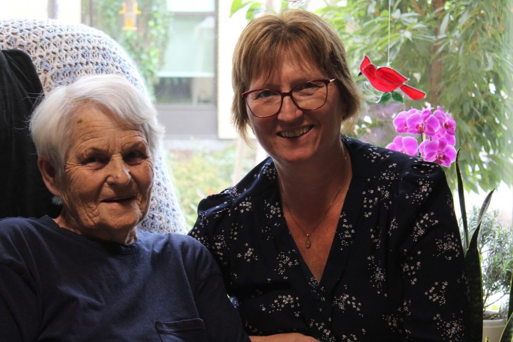 CHRIS GAREAU The Carillon
New Rest Haven resident Mary Wiwcharyk with incoming HavenGroup CEO Tannis Nickel.