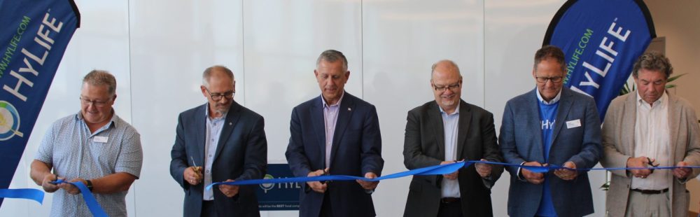 GREG VANDERMEULEN THE CARILLON
Left, cutting the ribbon was CEO Grant Lazaruk, Steinbach mayor Earl Funk, Provencher MP Ted Falk, Steinbach MLA Kelvin Goertzen, senior VP of infrastructure and environmental affairs Kevin Barkman and Three Way Builders chairman Len Neufeld.