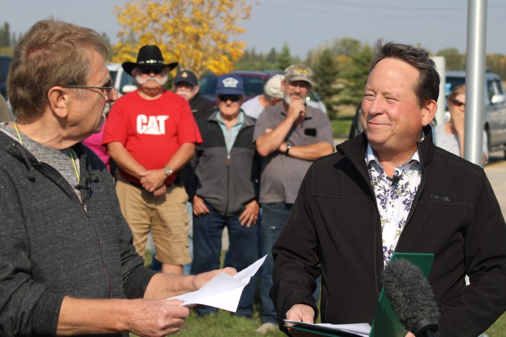 GREG VANDERMEULEN THE CARILLON
RM of Springfield councillors Andy Kuczynski and Mark Miller announced the results of their referendum on Tuesday in front of about 50 supporters outside the municipal office in Oakbank.