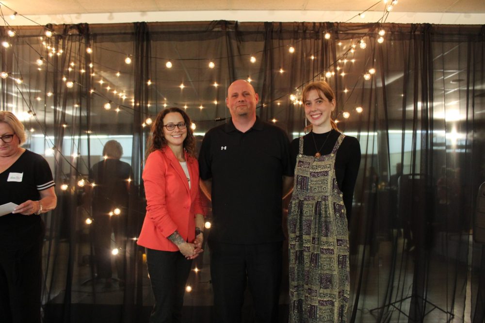CHRIS GAREAU The Carillon
Recreational Opportunities for Children (ROC) Eastman’s board chair Shauna Doerksen (left) and board member Jonanthon Fehr with Community Foundations of Canada primary funds coordinator Taryn Lucas.