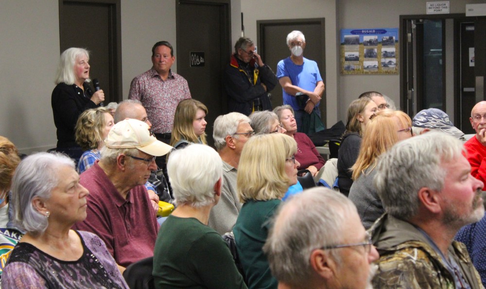 CHRIS GAREAU The Carillon
Springfield Coun. Mark Miller passes the microphone to one of the 100 people who came to the Dugald Community Club Oct. 12 to hear from land use planner Jennifer Lim on how those who oppose the Sio Silica sand mining plant can approach the upcoming municipal board hearing.