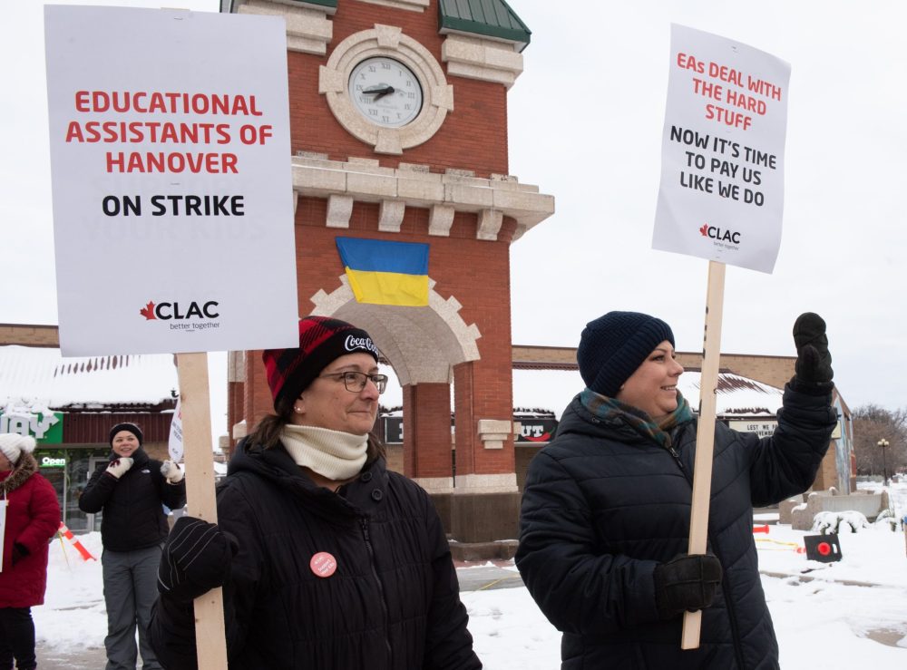 SVJETLANA MLINAREVIC The Carillon
Striking EAs from the Hanover School Division hit the picket lines on Wednesday over pay and job recognition.