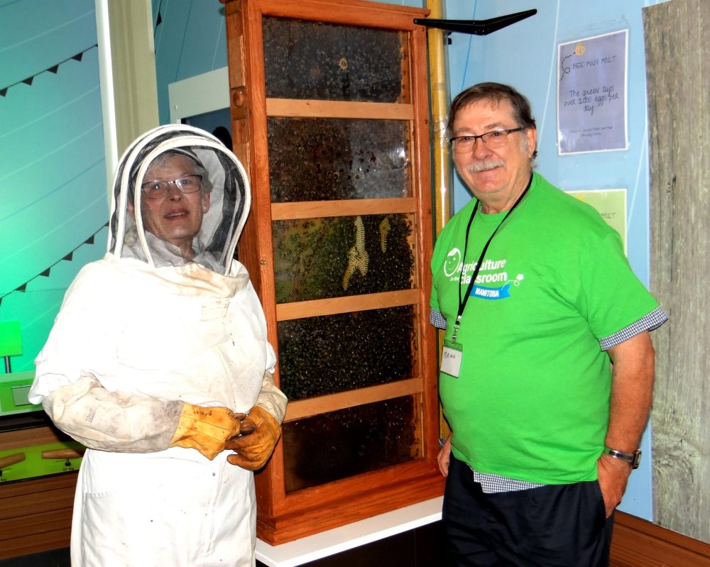 WES KEATING THE CARILLON
Retired beekeeper Margaret Smith and long-time Amazing Agriculture Adventure volunteer Brian Nedohin man the beehive station at the Discovery Centre.