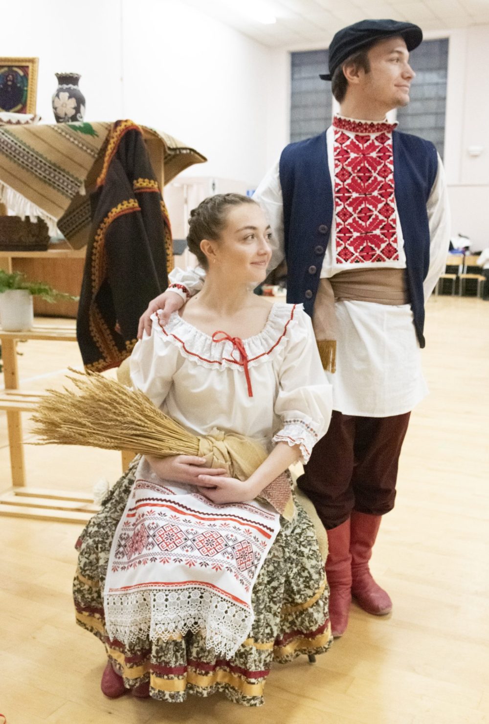 SVJETLANA MLINAREVIC The Carillon
Selo Ukrainian Dancers Anna Radawetz and Dexter Fjeldsted play the mother and father who move from the Ukraine to Canada during a dress rehearsal at the Ukrainian National Federation Winnipeg branch on Dec. 3, 2023. The group will dance in the Ukrainian Christmas production Keeping the Spirit on Dec. 16, 2023.