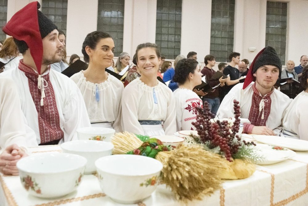 SVJETLANA MLINAREVIC The Carillon
Selo Ukrainian Dancers Lukas Skromeda, Amber Gusberti, Emily Hill, Angela Bartel, and Landen Gusberti wait to retake the dance floor during a dress rehearsal at the Ukrainian National Federation Winnipeg branch on Dec. 3, 2023. The group will dance in the Ukrainian Christmas production Keeping the Spirit on Dec. 16, 2023.
