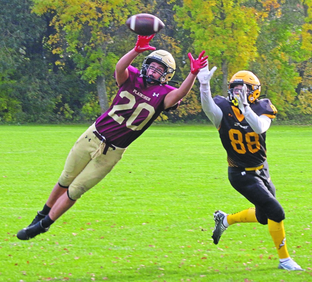 Cassidy Dankochik The Carillon
The Steinbach Regional Secondary School Sabres football team enjoyed a winning season in the top division, earning a playoff berth after Winnipeg High School Football League re-alignment in 2023. The Sabres went winless in 2023, but battled hard to finish the season as one of the province’s top eight teams. Jackson Penner fought off a Crocus Plains defender to record a catch on this throw early in the season.