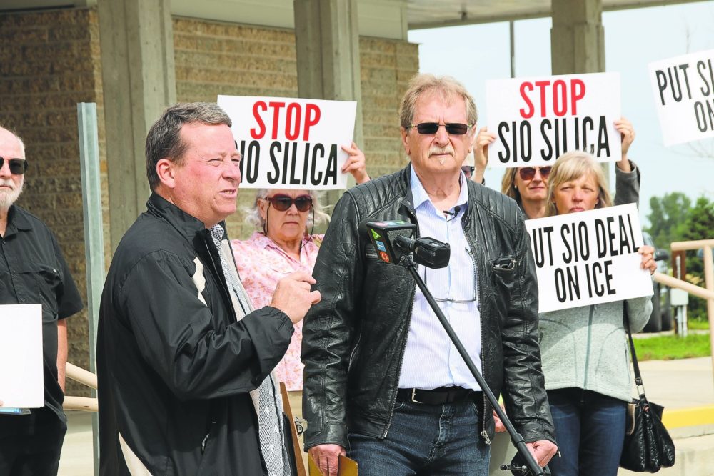 JURA MCILRAITH THE CARILLON archives
Councillors Mark Miller and Andy Kuczynski address the crowd of roughly 50 Springfield residents gathered for the announcement of their referendum on Sio Silica Aug. 11.
