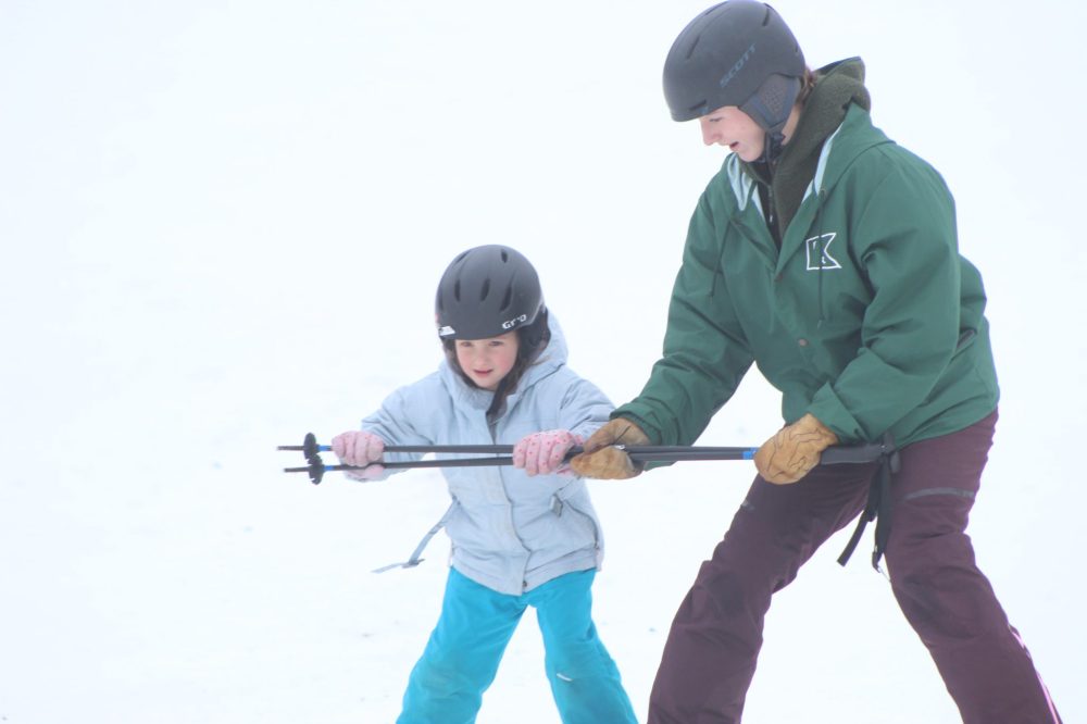 CHRIS GAREAU THE CARILLON
Falcon Ridge Ski Slopes instructor Kaitlyn Podolchuk with Anja Maroti, 4, on what her dad Ivan called “a perfect day” Dec. 23.