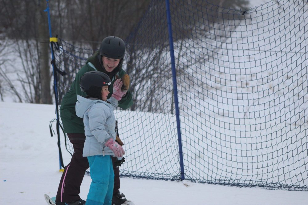 CHRIS GAREAU THE CARILLON
Falcon Ridge Ski Slopes instructor Kaitlyn Podolchuk high fives Anja Maroti.