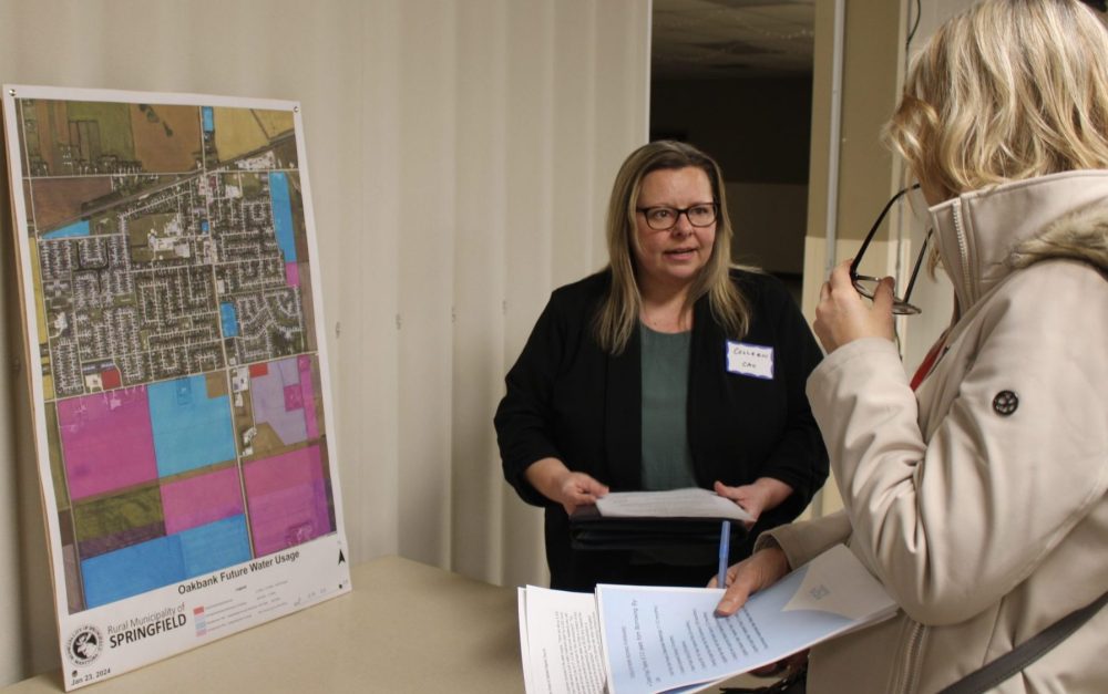 GREG VANDERMEULEN THE CARILLON
RM of Springfield CAO Colleen Draper discusses the project with ratepayers.