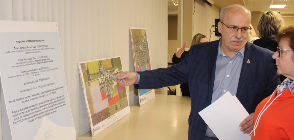 GREG VANDERMEULEN THE CARILLON
RM of Springfield Mayor Patrick Therrien explains the funding formula during the open house in Oakbank on Tuesday.