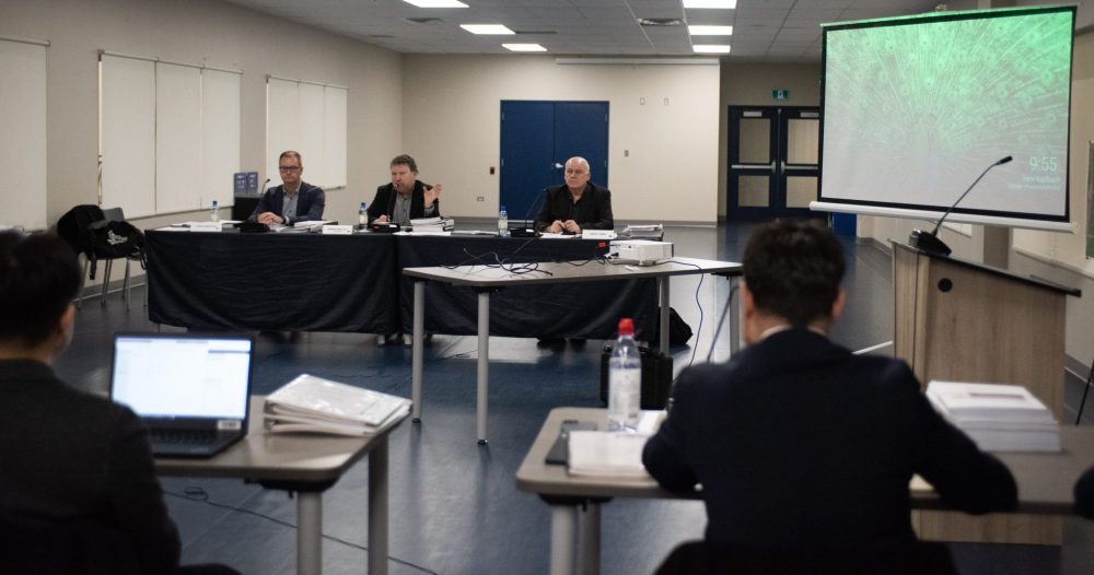 SVJETLANA MLINAREVIC THE CARILLON
A member of the municipal board talks to the crowd at the beginning of the meeting for the annexation of 2,700 acres of prime agricultural land by the Town of Niverville at the Niverville Community Resource and Recreation Center on Feb. 21, 2024. Landowners of the proposed annexed area were in opposition to the move.