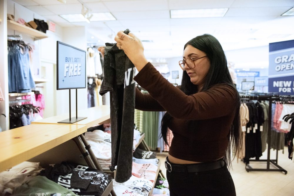 SVJETLANA MLINAREVIC THE CARILLON
Bluenotes store manager Dara Johnson folds t-shirts so they’re neat and tidy for customers. Bluenotes opened on March 15 after being away from Steinbach for more than 10 years.