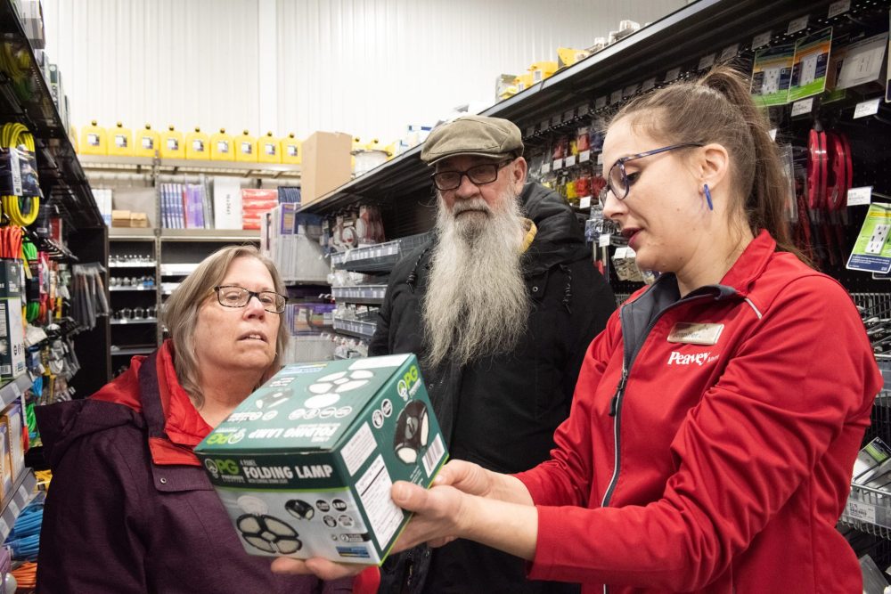 SVJETLANA MLINAREVIC THE CARILLON
Steinbach Peavey Mart assistant store manager Jennifer Wagstaff helps customers Carla and Peter Reimer purchase a light at Peavey Mart’s new location on Highway 52 on March 25.