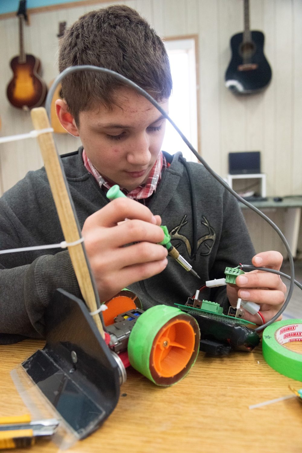 SVJETLANA MLINAREVIC THE CARILLON
Crystal Springs School student Nolan Kleinsasser works on his robot in preparation for the robot games being held by 12 colonies in Carberry on April 13.