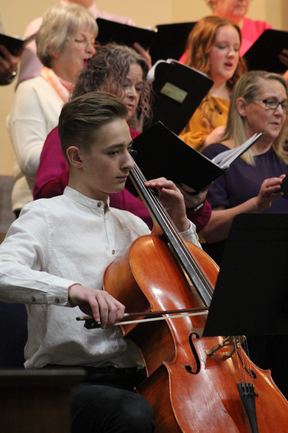GREG VANDERMEULEN THE CARILLON
David Bergen accompanies the Eastman Choral Association Community Choir during the traditional Easter sunrise service held at Grace Mennonite Church in Steinbach