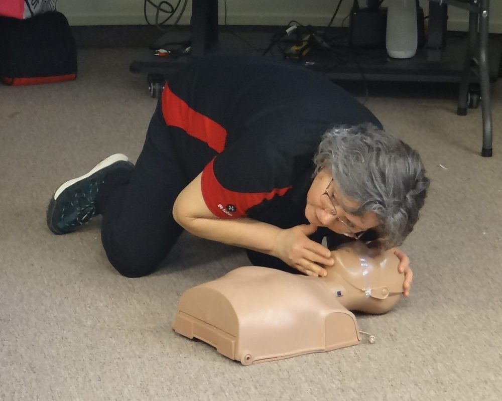 WES KEATING THE CARILLON
Robinson uses a mannequin to show how to check that a casualty’s breathing before starting emergency first aid treatment like CPR.