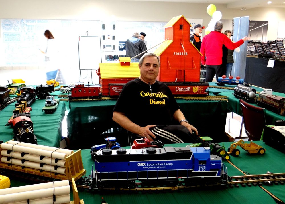 WES KEATING THE CARILLON
A prairie grain elevator and train cars loaded with farm implements adds an agricultural theme to Rick Collette’s train display. The St Adolphe collector has been attending the Steinbach event every year for more than two decades.