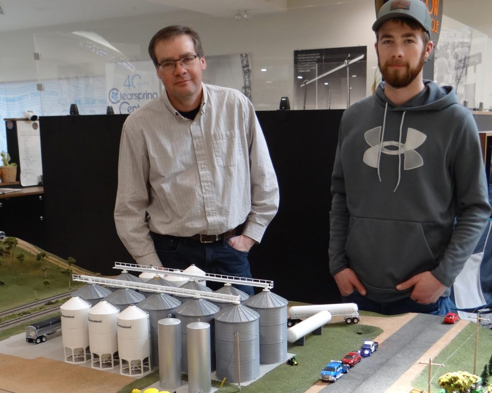 WES KEATING THE CARILLON
Ben and Dustin Friesen of Winkler have added something new to their farm displays every year. The Friesens get together at least twice a month, making the buildings and creating granaries, corrals and farm landscapes as a family hobby.