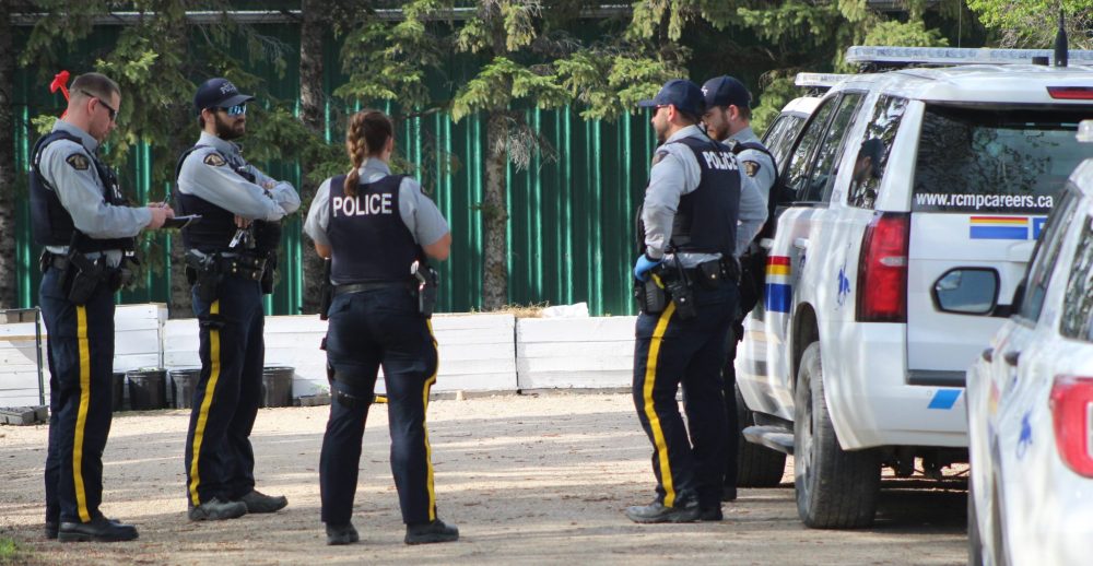 CHRIS GAREAU THE CARILLON
Steinbach RCMP gather at the McKenzie Avenue home where they shot a black bear in the backyard after unsuccessfully trying to escort it out of town on Victoria Day.