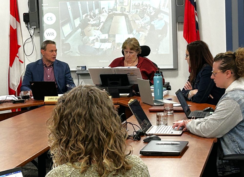 CHRIS GAREAU THE CARILLON
Assistant superintendent of instruction and curriculum Chris Szun (left) sits beside Seine River School Division board Chair Wendy Bloomfield May 28 at the first public board meeting since Dr. Ryan Anderson suddenly resigned May 24.