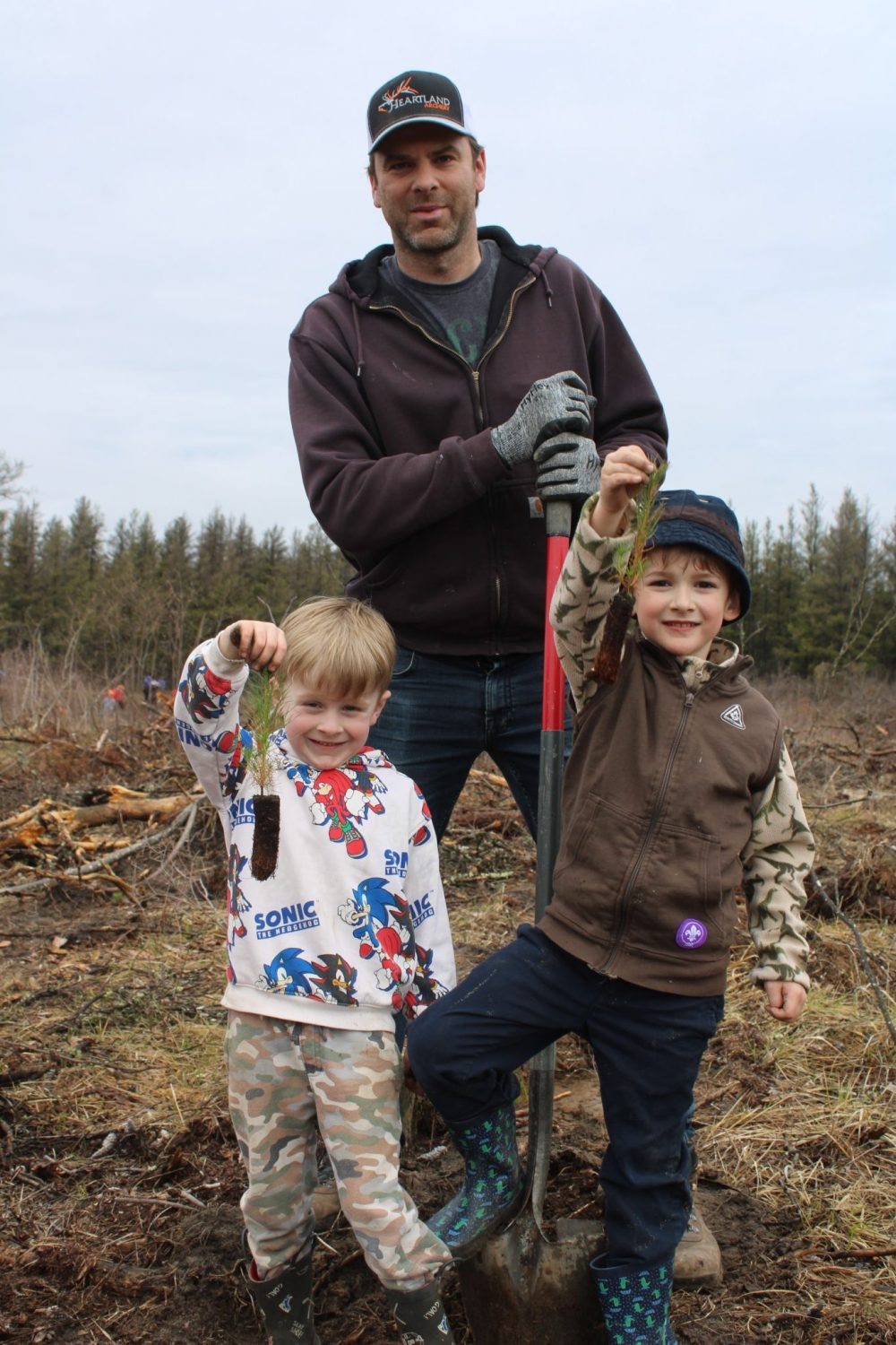 GREG VANDERMEULEN THE CARILLON
Travis Ward was lending a hand to a pair of young Scouts, Machray Ward and Jacob Dueck.