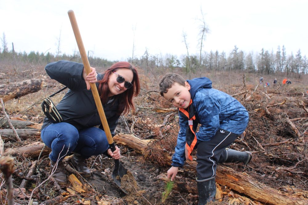 GREG VANDERMEULEN THE CARILLON
Jacob and his mom Jackie Joss were just two of the volunteers who were planting trees.
