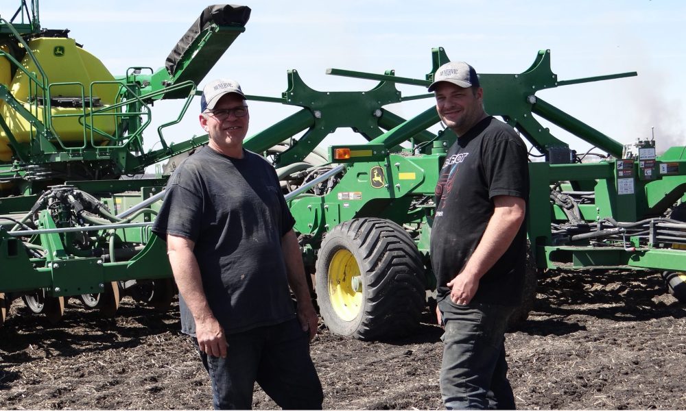 WES KEATING THE CARILLON
Myron Penner takes a short break to discuss seeding operations with Lyle Peters early in May.