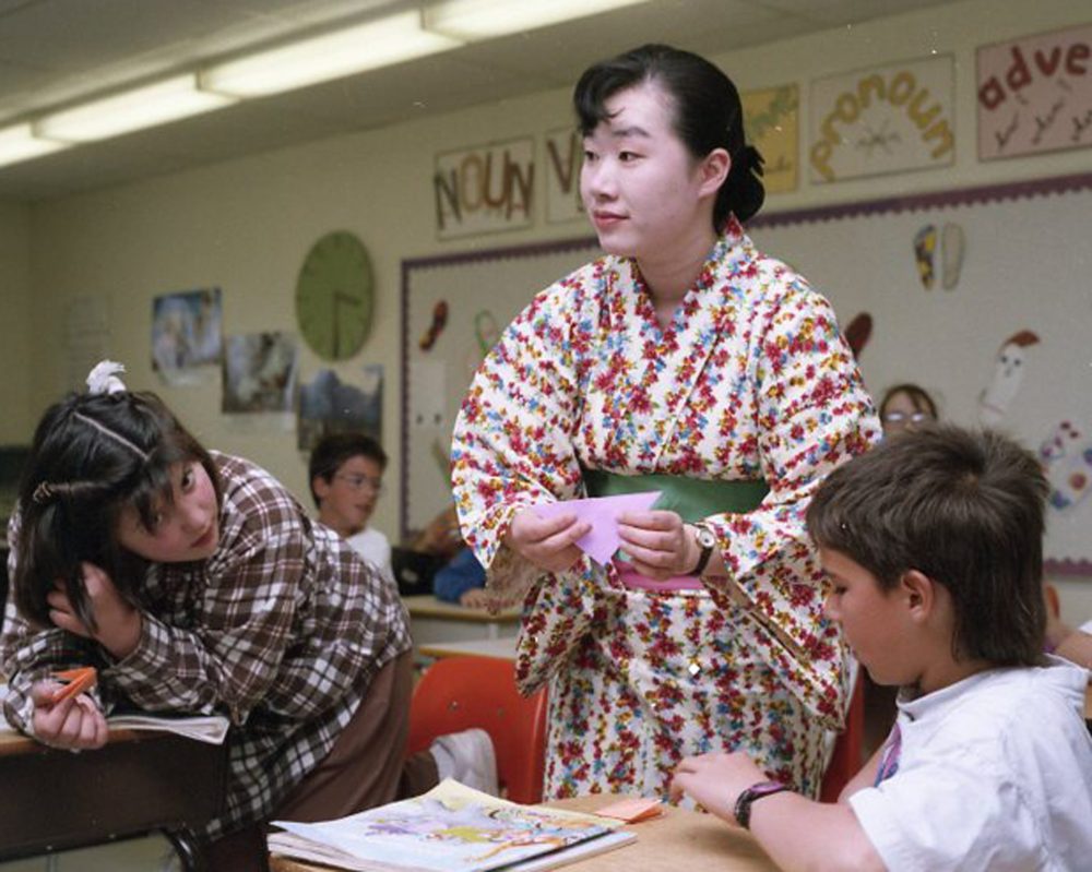 CARILLON ARCHIVES
Yuko Ishida demonstrated the Japanese art of origami, which involves intricate paper folding, to grade five students at a Ste Anne elementary school.