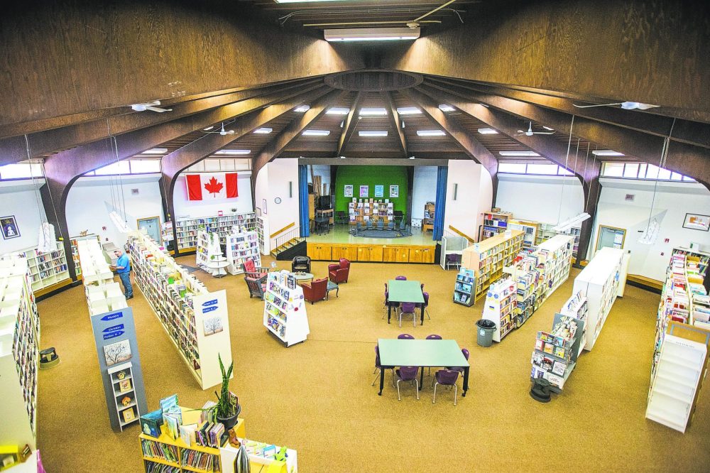 MIKAELA MACKENZIE / WINNIPEG FREE PRESS
The Jolys Regional Library in St. Pierre has been facing potential closure for years with enrolment pressure at the École Héritage Immersion school. Red River Valley School Division is closing it to the public during school hours starting this fall.
The Bibliothque Rgionale Jolys Regional Library in St. Pierre-Jolys on Thursday, May 12, 2022. The local school division is planning to evict the regional library Ñ a community hub which has been housed in a round building attached to the local French immersion school since 1968 Ñ due to enrolment pressures. For Maggie Macintosh story.
Winnipeg Free Press 2022.