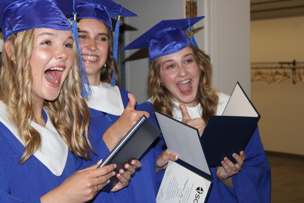 GREG VANDERMEULEN THE CARILLON
Thalia Wiebe, Kaybrie Thiessen, Monica Wiebe.