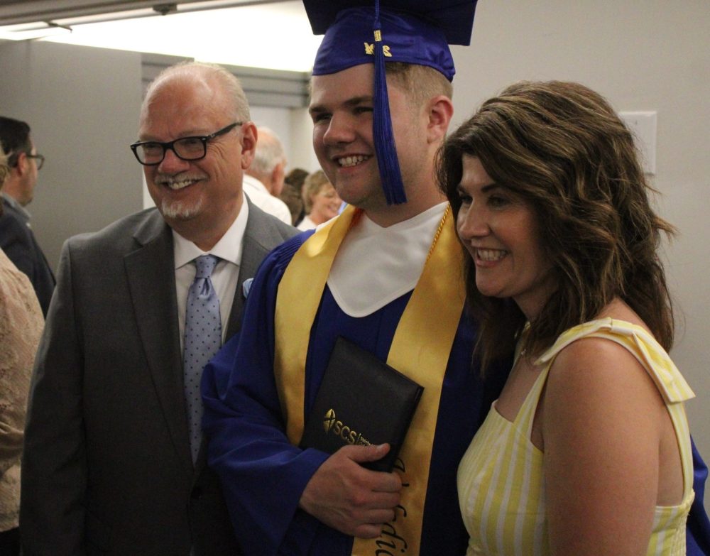 GREG VANDERMEULEN THE CARILLON
Valedictorian Malachi Goertzen poses with his parents, Kelvin and Kim Goertzen.
