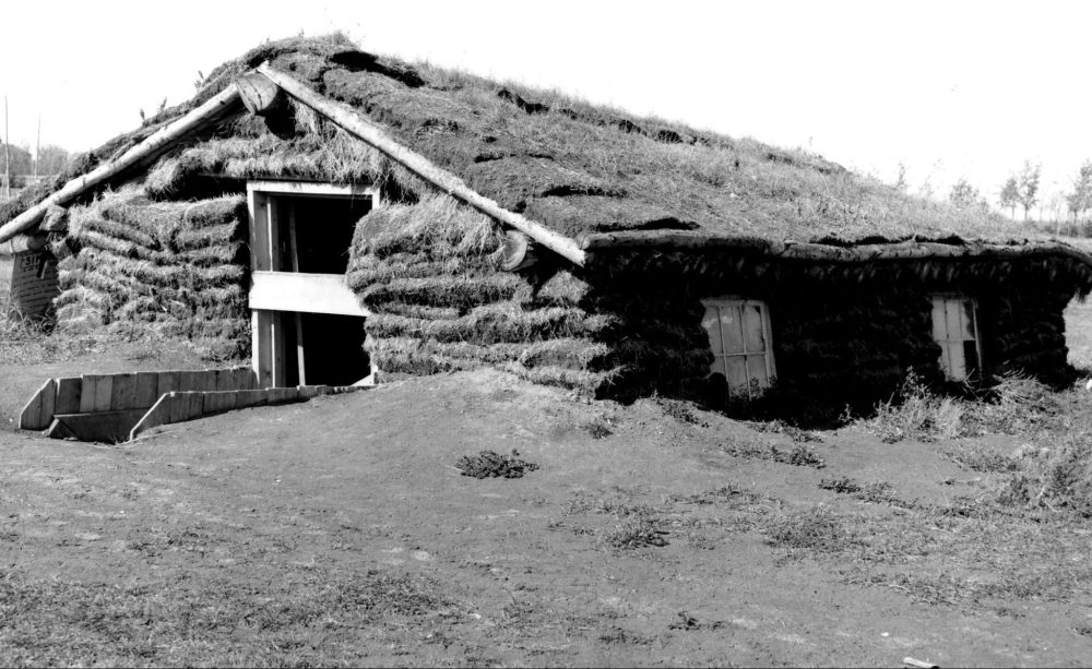 CARILLON ARCHIVES
The building of a semlin at the Mennonite Heritage Village by OFY volunteers was supervised by museum curator John C. Reimer.