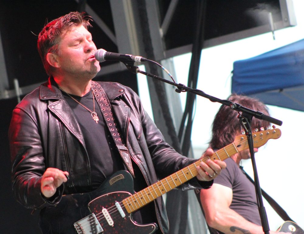 CHRIS GAREAU THE CARILLON
Doc Walker lead singer Chris Thorsteinson belts out a tune at the Country Truckin’ show in Blumenort, July 26. PBX put on the show and donated $15,000 to local charities. PBX president and owner Cornie Petkau hopes this is not the last show of its kind in Blumenort and already has some ideas for next summer.