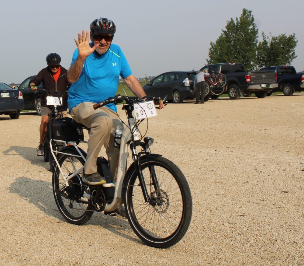 GREG VANDERMEULEN THE CARILLON
Glen Klassen waves as he departs Hespeler Park in Niverville on the 37 km trek to Mennonite Heritage Village.