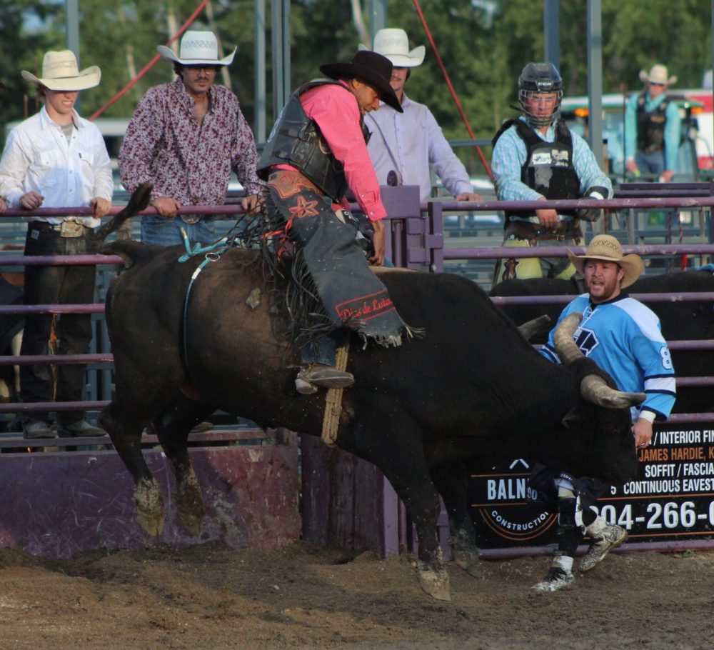 CHRIS GAREAU CARILLON ARCHIVES
Brazilian cowboy Marcos Gloria was champion in his first return to Canada at the 2023 Richer Roughstock Rodeo. Gloria also received the event buckle in the first year’s participation of Bull Riders Canada. They are back for 2024.