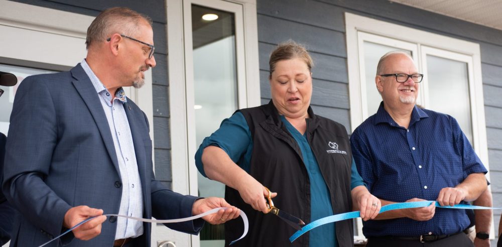 SVJETLANA MLINAREVIC THE CARILLON
Steinbach and Area Animal Rescue president Michelle Neufeld cuts the ribbon at the grand opening of the Steinbach and Area Animal Rescue at 39 Keating Rd. on Sept. 5, 2024, alongside Steinbach Mayor Earl Funk (left) and Steinbach MLA Kelvin Goertzen.
