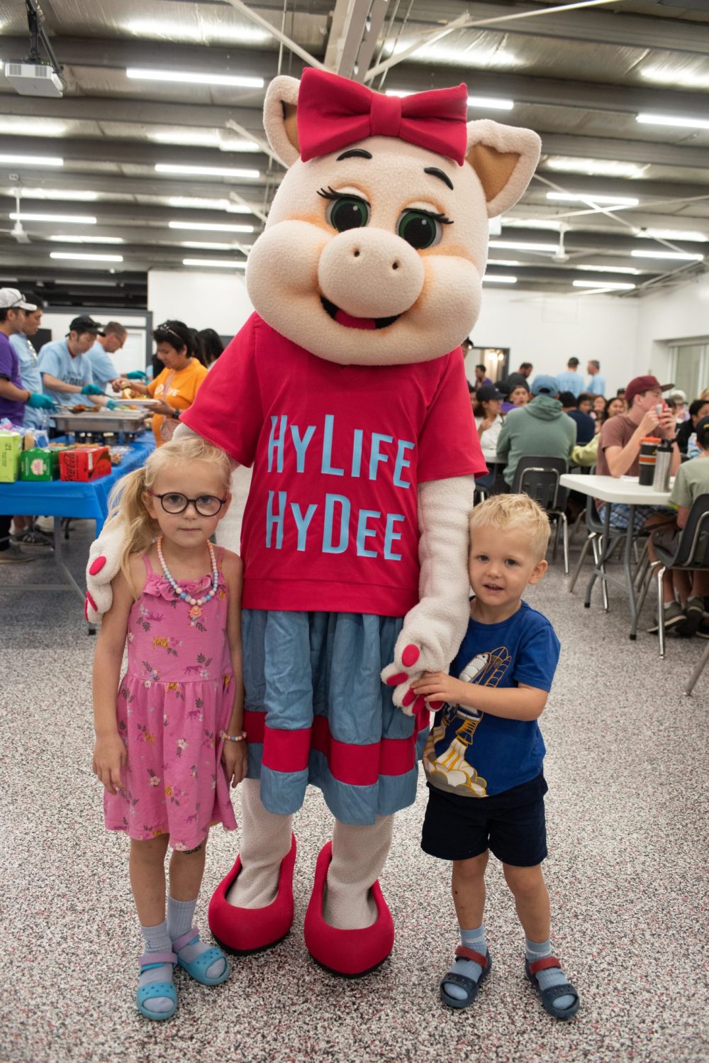 SVJETLANA MLINAREVIC THE CARILLON
HyLife mascot HyDee tands with Wren and Brooks Rempel during HyLife Fun Day at the HyLife Centre in La Broquerie on Sept. 14, 2024.