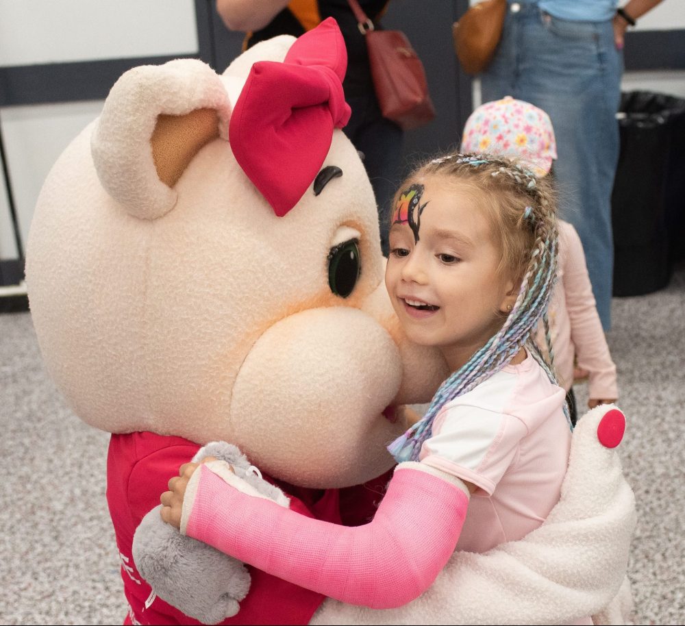 SVJETLANA MLINAREVIC THE CARILLON
HyLife mascot HyDee hugs Ulina Vitchenko during HyLife Fun Day at the HyLife Centre in La Broquerie on Sept. 14, 2024.
