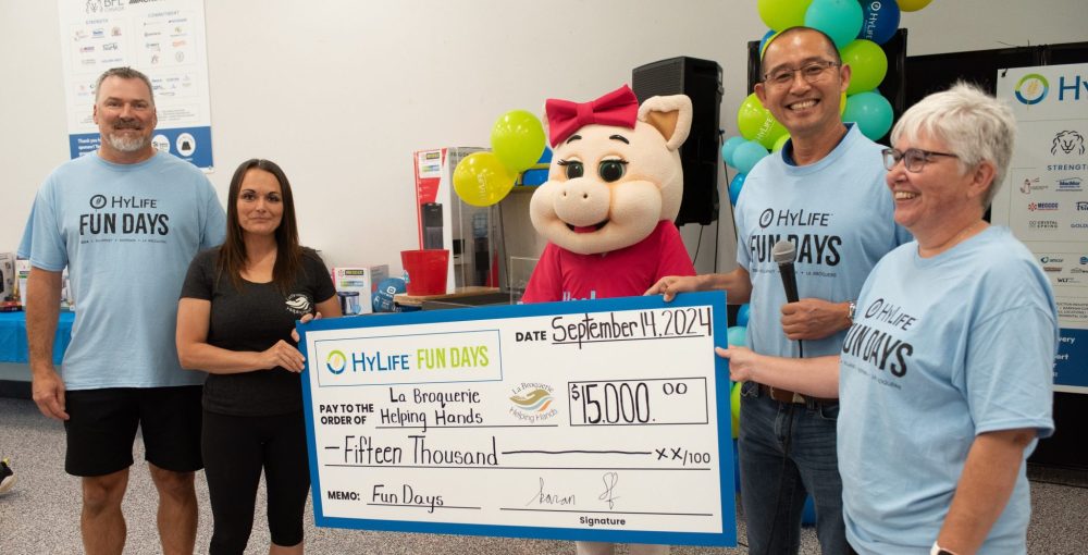 SVJETLANA MLINAREVIC THE CARILLON
HyLife presented La Broquerie Helping Hands a cheque for $15,000 during HyLife Fun Day at the HyLife Centre in La Broquerie on Sept. 14, 2024. From left to right: Paul Gauthier, Helping Hands board director Jocelyn Gauthier, HyDee, HyLife president and CEO Karan Sangfai, and Michelle Martel.