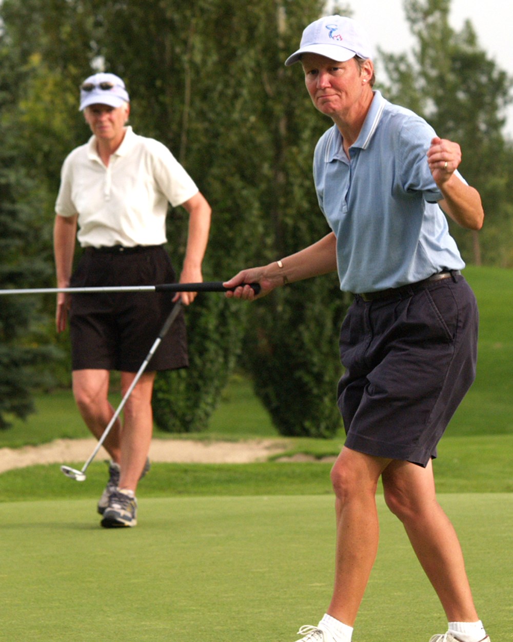 Alison Murdoch of Victoria, BC, pumps a fist after sinking a final putt to win the 2004 Royale Canadian Senior Women’s Golf Championship at the Steinbach Fly-In Golf Course. (Carillon Archives)