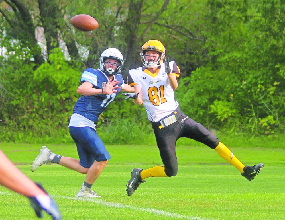 Marcus Johnson made this touchdown catch look easy, tying the game between Steinbach and Grant Park 7-7 in the first quarter. (Cassidy Dankochik The Carillon)