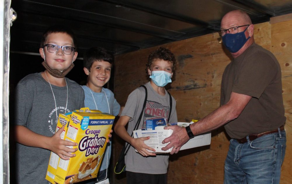 JORDAN ROSS CARILLON ARCHIVES
This group from Steinbach Evangelical Mennonite Church brought items to Ken Dyck, then vice-chair of South East Helping Hands during the 2021 event.