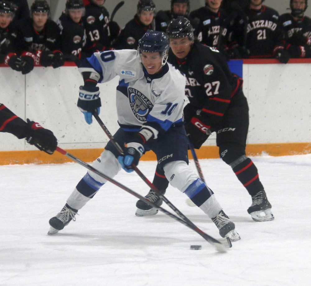 The Steinbach Pistons defeated the West Division leading Northern Manitoba Blizzard 6-2 in La Broquerie Oct. 18. (Cassidy Dankochik The Carillon)