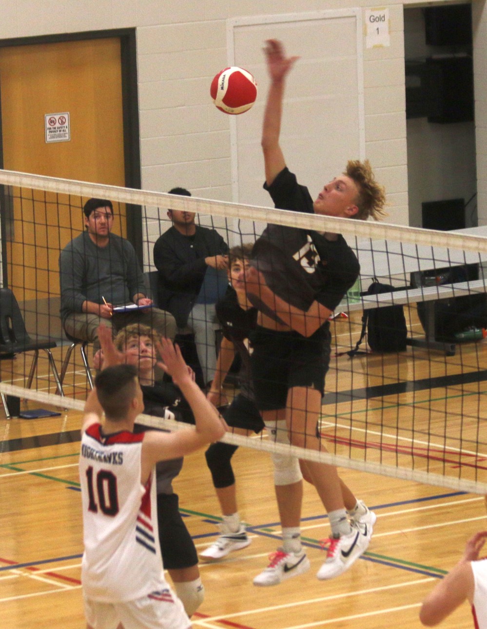 SRSS took on Northlands in varsity volleyball action in Steinbach Oct. 16. (Cassidy Dankochik The Carillon)