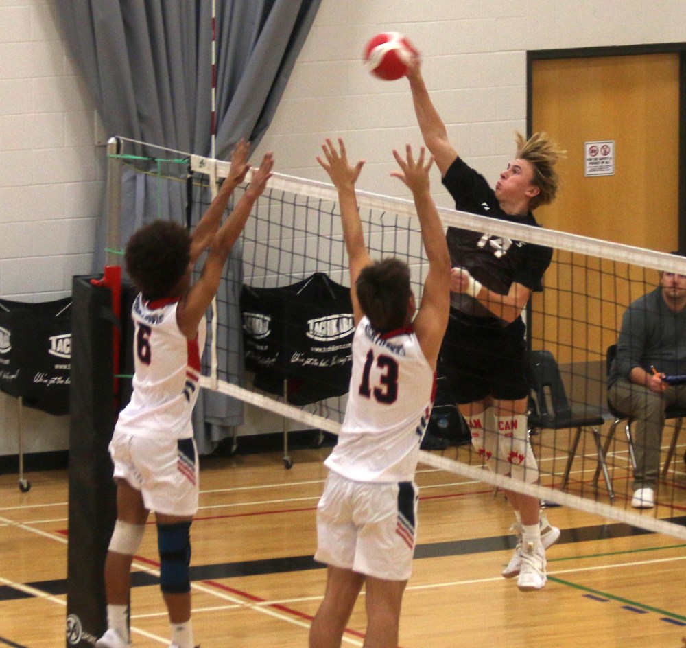 SRSS took on Northlands in varsity volleyball action in Steinbach Oct. 16. (Cassidy Dankochik The Carillon)